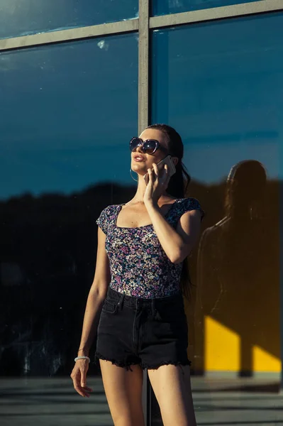 Cool Girl Speaks Tel Beautiful Girl Short Shorts Shop Window — Stock Photo, Image