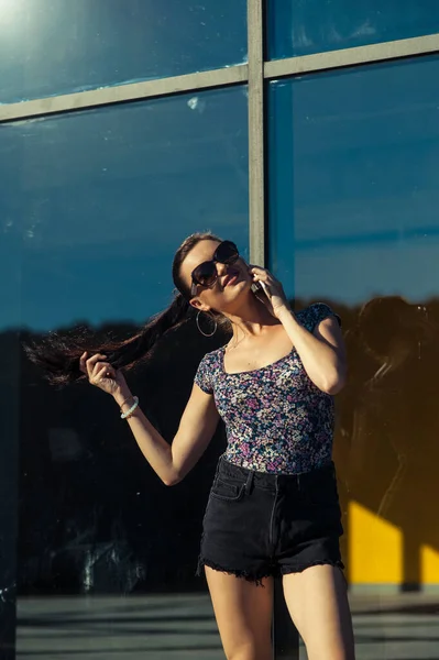 Cool Girl Speaks Tel Beautiful Girl Short Shorts Shop Window — Stock Photo, Image