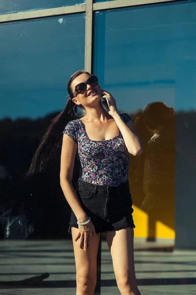 Cool Girl Speaks Tel Beautiful Girl Short Shorts Shop Window — Stock Photo, Image