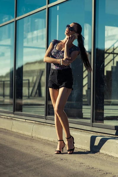 Cool Girl Speaks Tel Beautiful Girl Short Shorts Shop Window — Stock Photo, Image