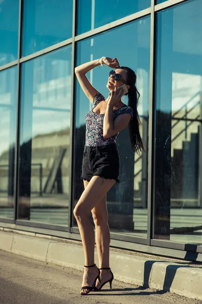 Cool Girl Speaks Tel Beautiful Girl Short Shorts Shop Window — Stock Photo, Image