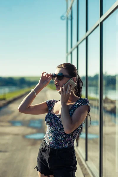Vacker Flicka Korta Shorts Nära Skyltfönstret — Stockfoto