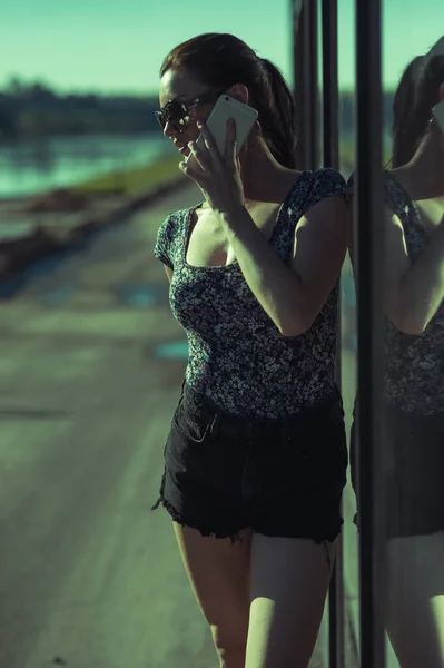 Beautiful Girl Short Shorts Shop Window — Stock Photo, Image