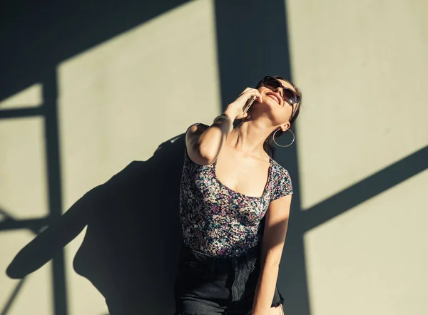 Schöne Mädchen Auf Der Straße Telefonieren — Stockfoto