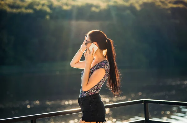 Atrakcyjny Hipster Dziewczyna Zewnątrz Sprawdzić Pocztę Przez Nowy Telefon Komórkowy — Zdjęcie stockowe