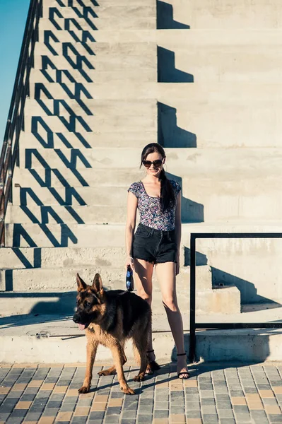 Kız köpekle yürüyor....