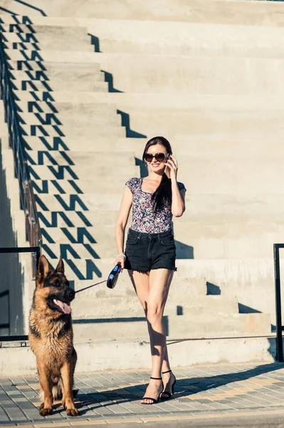 Ragazza Sta Camminando Con Cane — Foto Stock