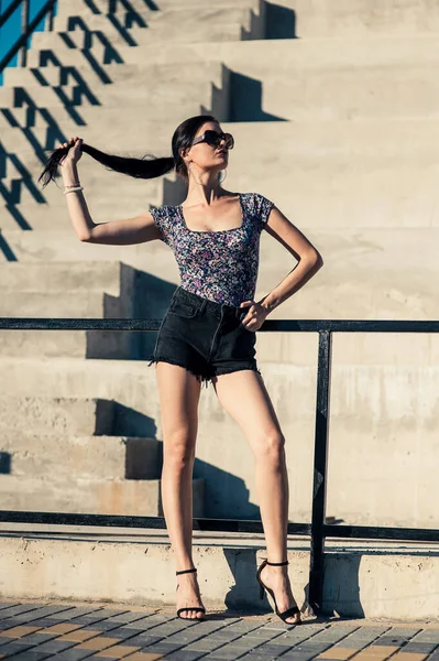 Sexy Mädchen Mit Langen Beinen Posiert Freien — Stockfoto