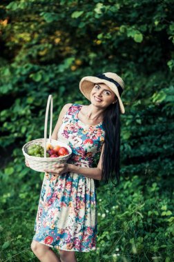 Ormandaki piknikteki kız, meyveler.