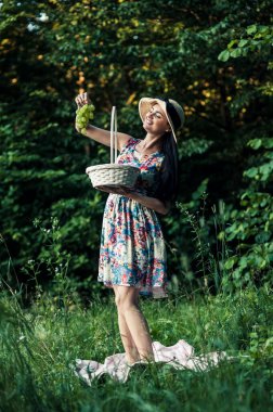 Ormandaki piknikteki kız, meyveler.