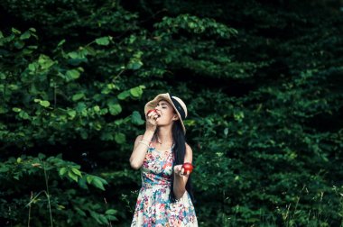 Parktaki piknikte elma yiyen güzel kız..