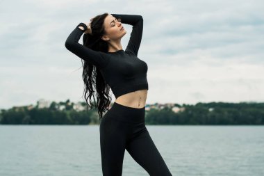 Göl kenarında koşan seksi kız.