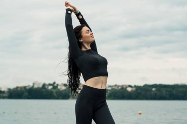 Göl kenarında koşan seksi kız.