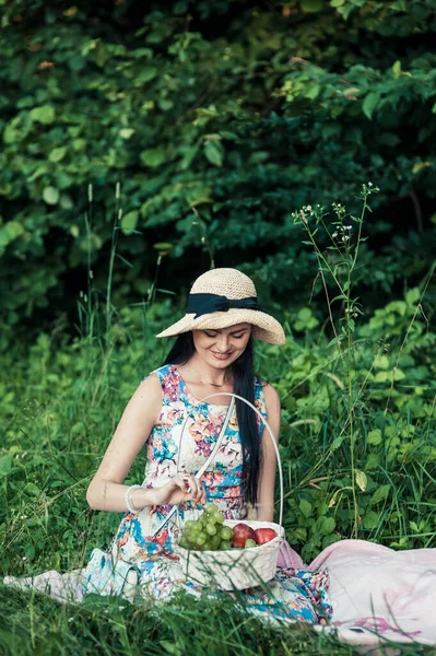 Žena Jablky Zahradě Mladá Atraktivní Žena Košem Zralých Červených Zelených — Stock fotografie