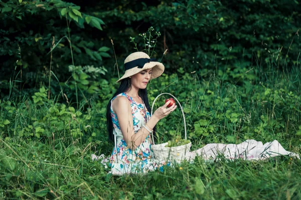 花园里有苹果的女人年轻迷人的女人 满满一篮子成熟的红 绿苹果 躺在苹果园的草地上笑着 收获季节 国家生活方式 — 图库照片