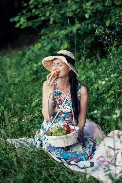 Девушка Пикнике Лесу Красивая Женщина Ест Фрукты — стоковое фото