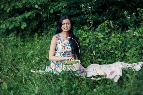 森の中のピクニックの女の子 美しい女性は果物を食べる — ストック写真