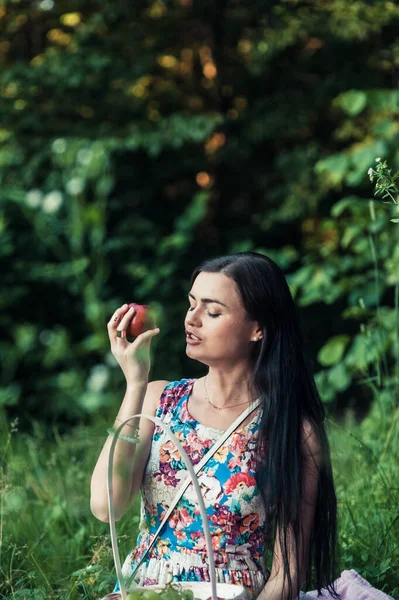 森の中のピクニックの女の子 美しい女性は果物を食べる — ストック写真