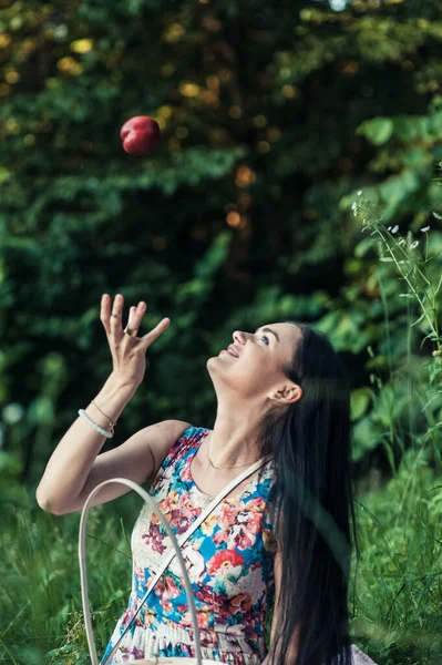 Girl Picnic Forest Beautiful Woman Eats Fruit — Stock Photo, Image