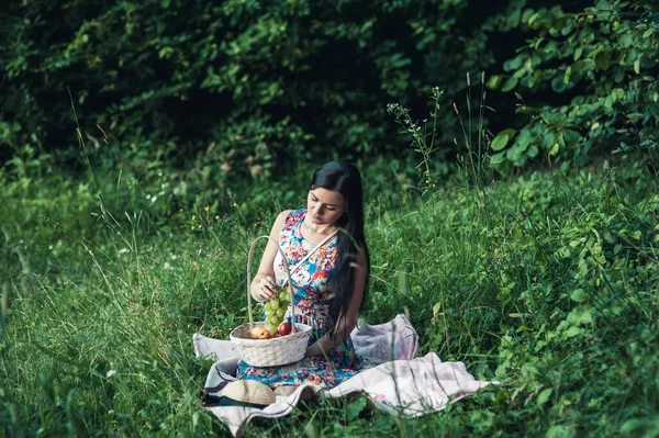 Dívka Pikniku Lese Krásná Žena Ovoce — Stock fotografie