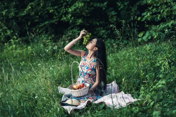 Uma Rapariga Num Piquenique Floresta Uma Mulher Bonita Come Frutas — Fotografia de Stock