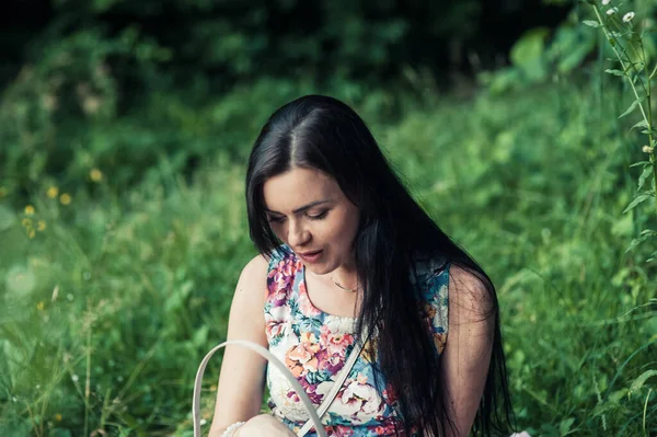 Chica Picnic Bosque Frutas — Foto de Stock