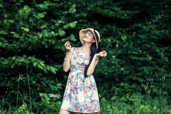 Bella Ragazza Nel Parco Picnic Mangiare Mele — Foto Stock