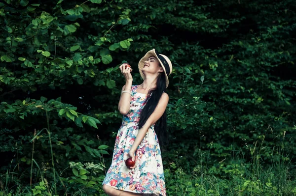 Gyönyörű Lány Parkban Piknik Eszik Almát — Stock Fotó