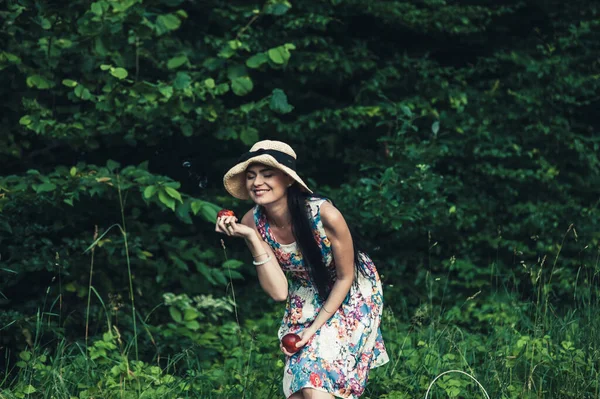 Vacker Flicka Parken Picknick Äta Äpplen — Stockfoto