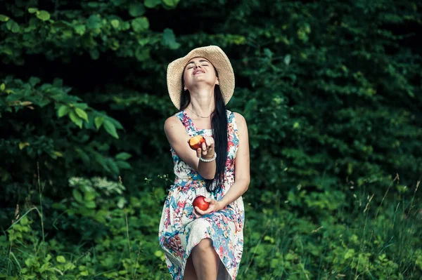 Vacker Flicka Parken Picknick Äta Äpplen — Stockfoto