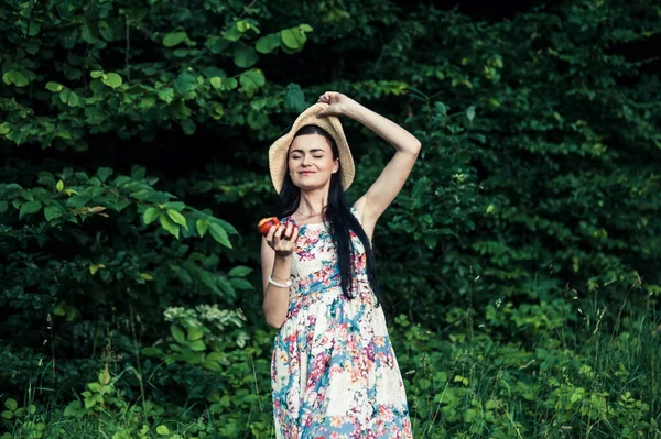 Vacker Flicka Parken Picknick Äta Äpplen — Stockfoto