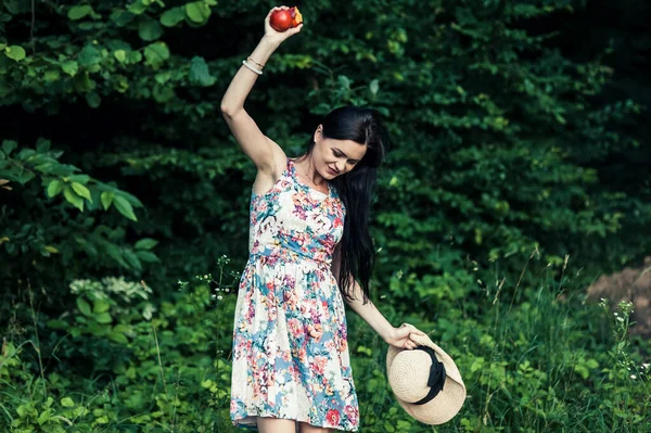 Piękna Dziewczyna Parku Piknik Jedzenia Jabłek — Zdjęcie stockowe