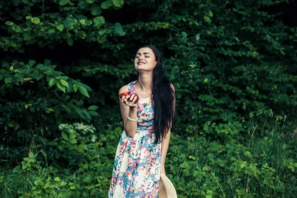 Beautiful Girl Park Picnic Eating Apples — Stock Photo, Image