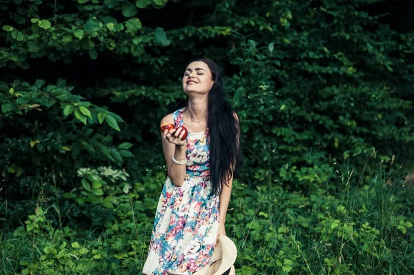 Bella Ragazza Nel Parco Picnic Mangiare Mele — Foto Stock