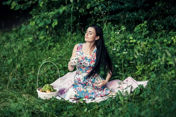 Bella Ragazza Nel Parco Bere — Foto Stock