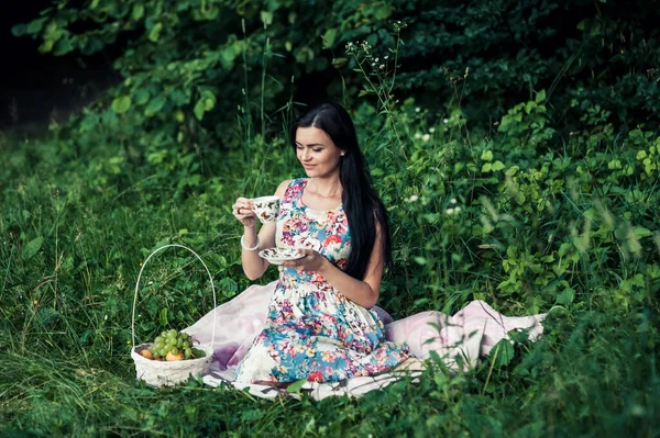 Beautiful Girl Park Drinking Tea — Stock Photo, Image