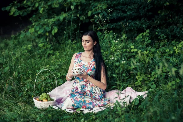 Mooi Meisje Het Park Drinken Thee — Stockfoto