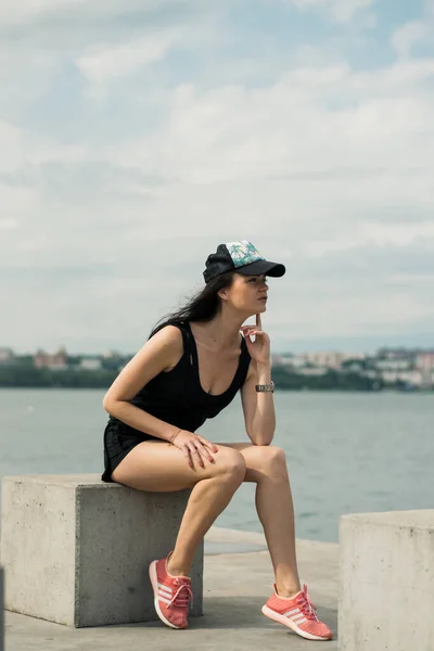 Una Donna Attraente Abiti Sportivi Che Esercizi Sportivi Natura Contro — Foto Stock