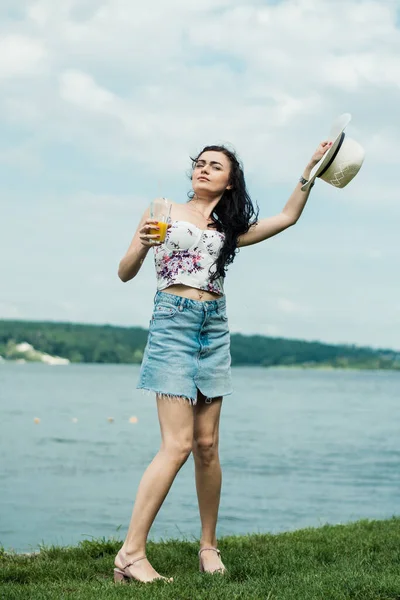 美しいです女の子オンザビーチ飲むオレンジジュース — ストック写真