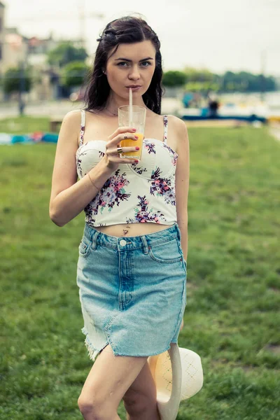 Beautiful Girl Beach Drinking Orange Juice — Stock Photo, Image