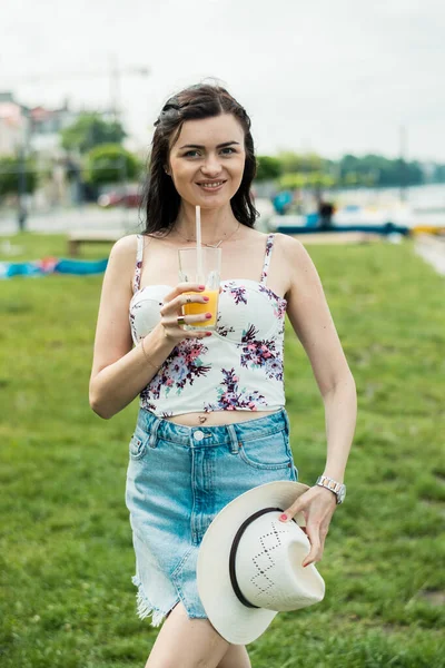 美しいです女の子オンザビーチ飲むオレンジジュース — ストック写真