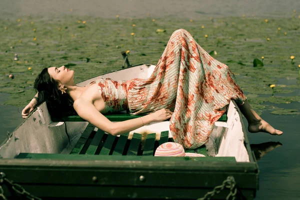 Brunette Meisje Een Boot Het Meer Zonnige Dag — Stockfoto