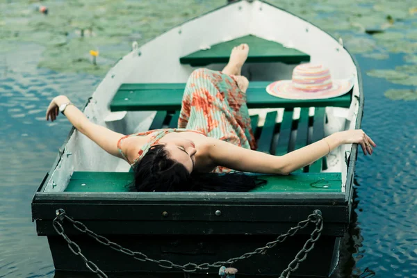 布鲁内特女孩在湖上的一条船上阳光灿烂 — 图库照片