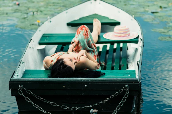 布鲁内特女孩在湖上的一条船上阳光灿烂 — 图库照片