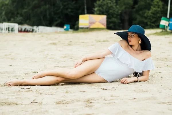 美しい女の子のビーチで大きな青い帽子 — ストック写真