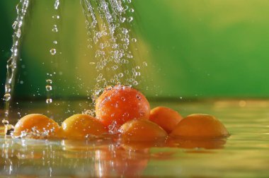 Masada taze şeftaliler, bir damla su..