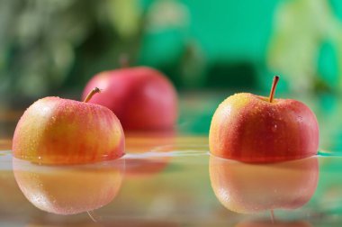 Elma meyveleri bir damla suyla suya düşer.. 