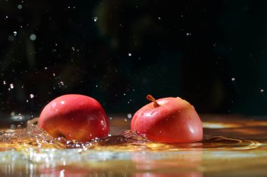 Elma meyveleri bir damla suyla suya düşer. Turuncu meyveler doğada sudur..