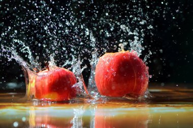 Elma meyveleri bir damla suyla suya düşer. Turuncu meyveler doğada sudur..