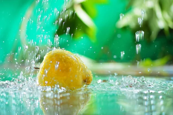 Manzanas Amarillas Agua — Foto de Stock